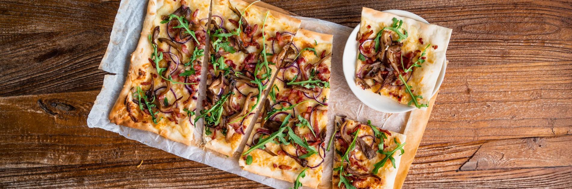 Flammkuchen mit Speck, Zwiebeln und Austernpilzen