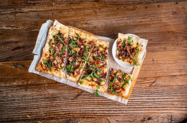 Flammkuchen mit Speck, Zwiebeln und Austernpilzen