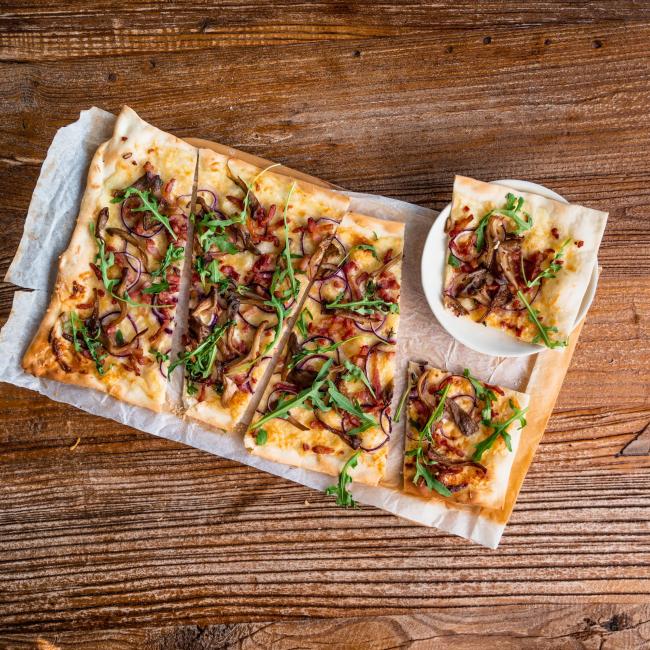 Flammkuchen mit Speck, Zwiebeln und Austernpilzen