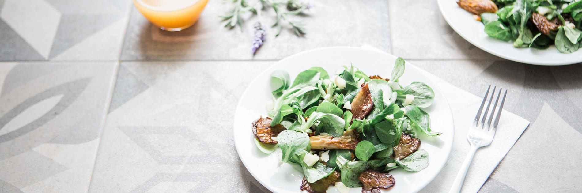 Salat mit geräuchertem Hähnchenbrustfilet und Champignons
