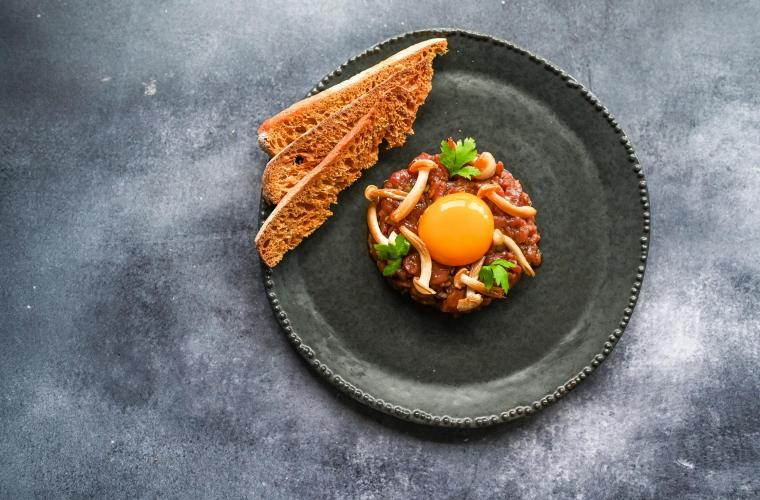 Steak-Tartar auf japanische Art mit Buchenpilz