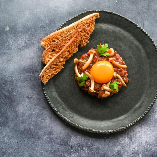 Steak-Tartar auf japanische Art mit Buchenpilz