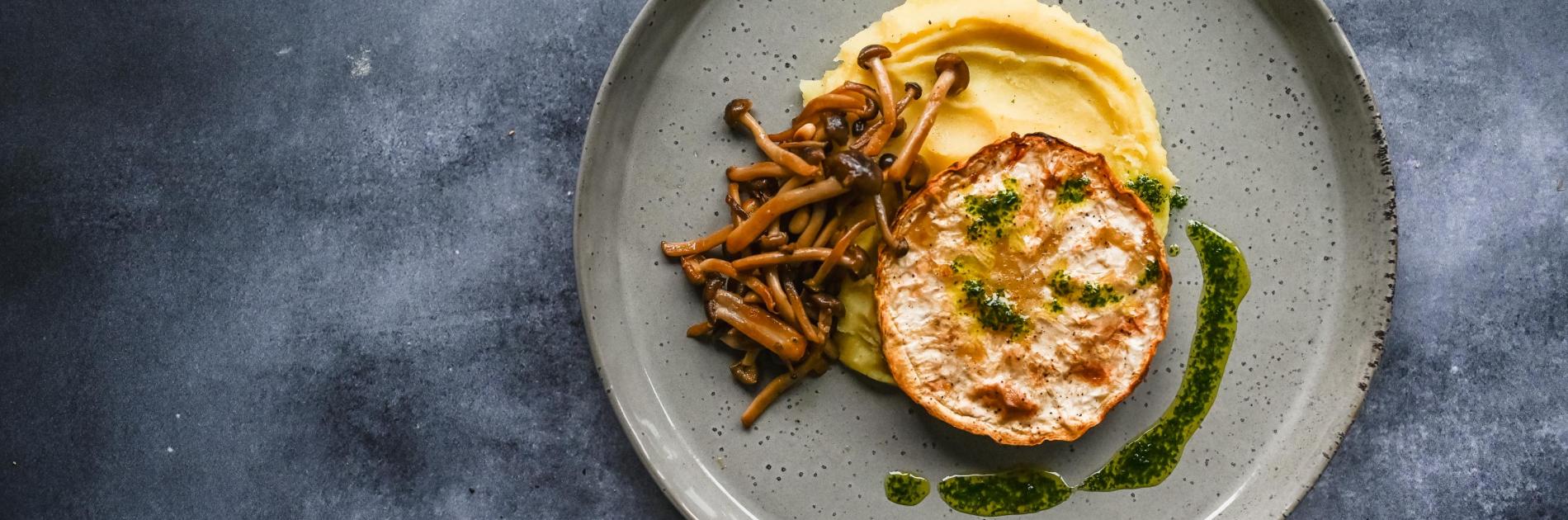 Knollenselleriesteak mit Kartoffelpüree, Buchenpilz & Kräuteröl