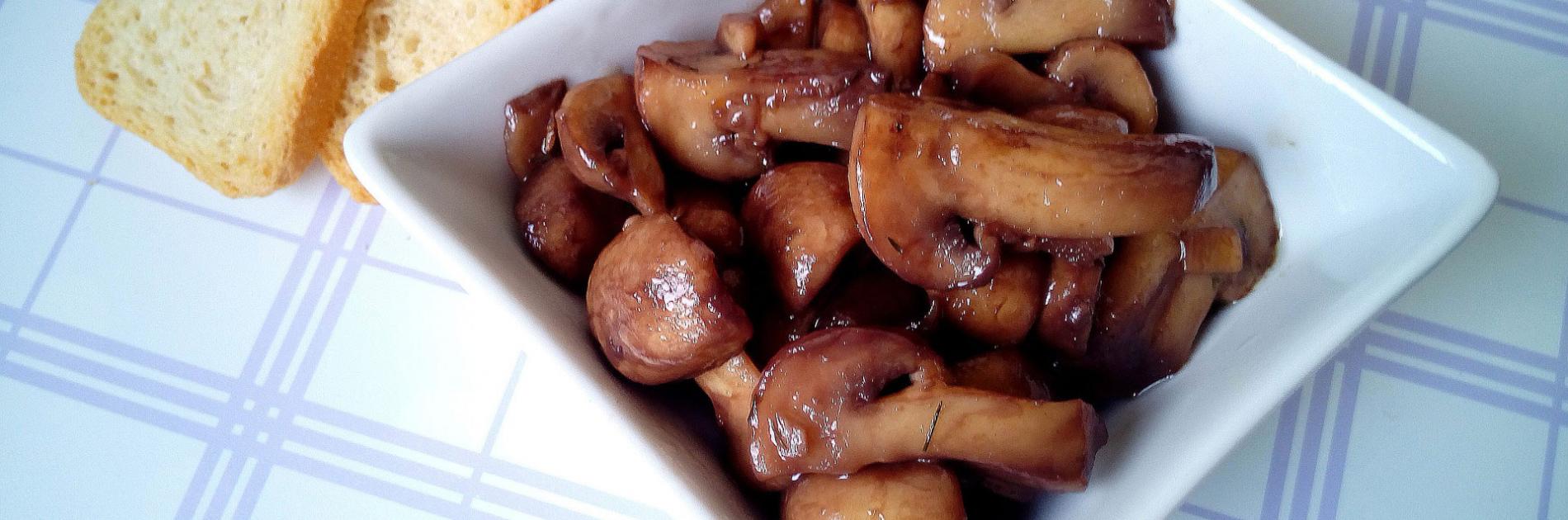 Tostinis mit Kräuterbutter und Shiitake-Pilzen
