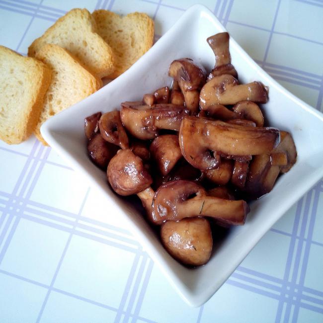 Tostinis mit Kräuterbutter und Shiitake-Pilzen