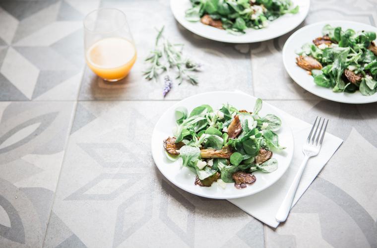 Salat mit geräuchertem Hähnchenbrustfilet und Champignons