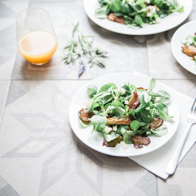 Salat mit geräuchertem Hähnchenbrustfilet und Champignons