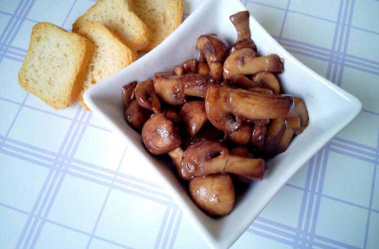 Tostinis mit Kräuterbutter und Shiitake-Pilzen